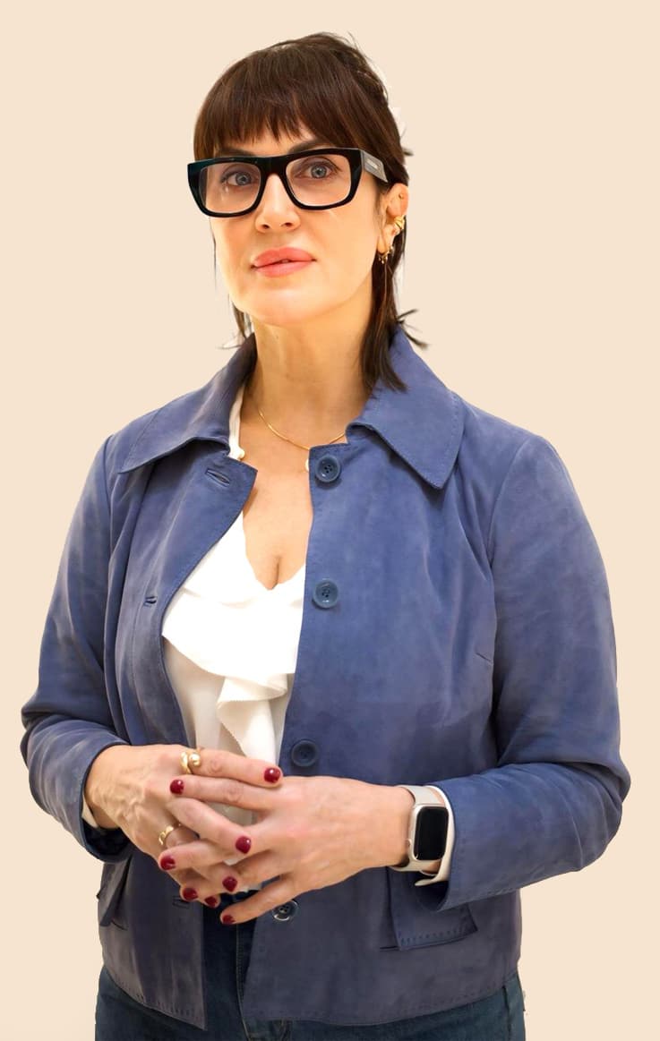 Victoria Carballo con gafas y chaqueta azul